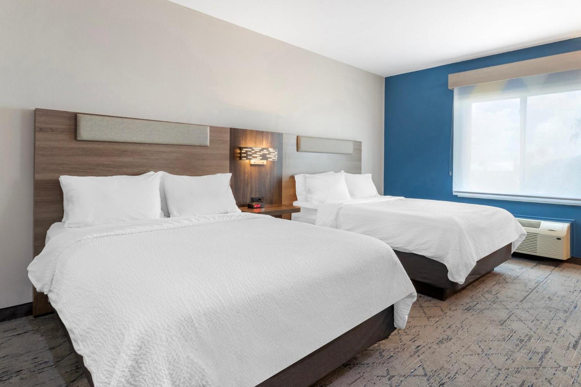 Holiday Express And By Ihg 3*