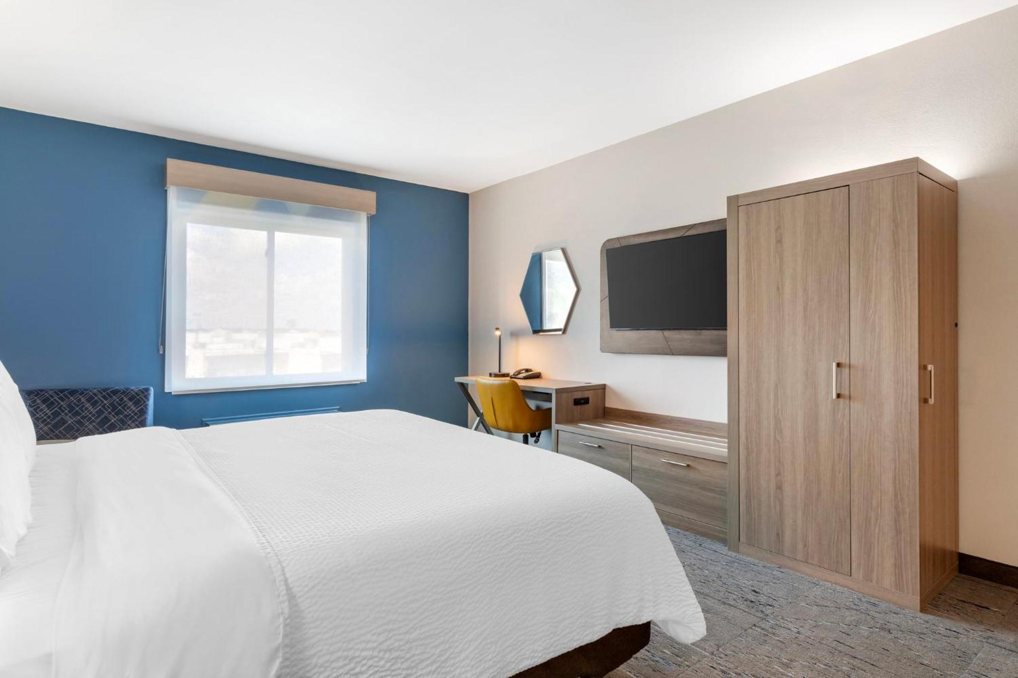Express And By Ihg 3*