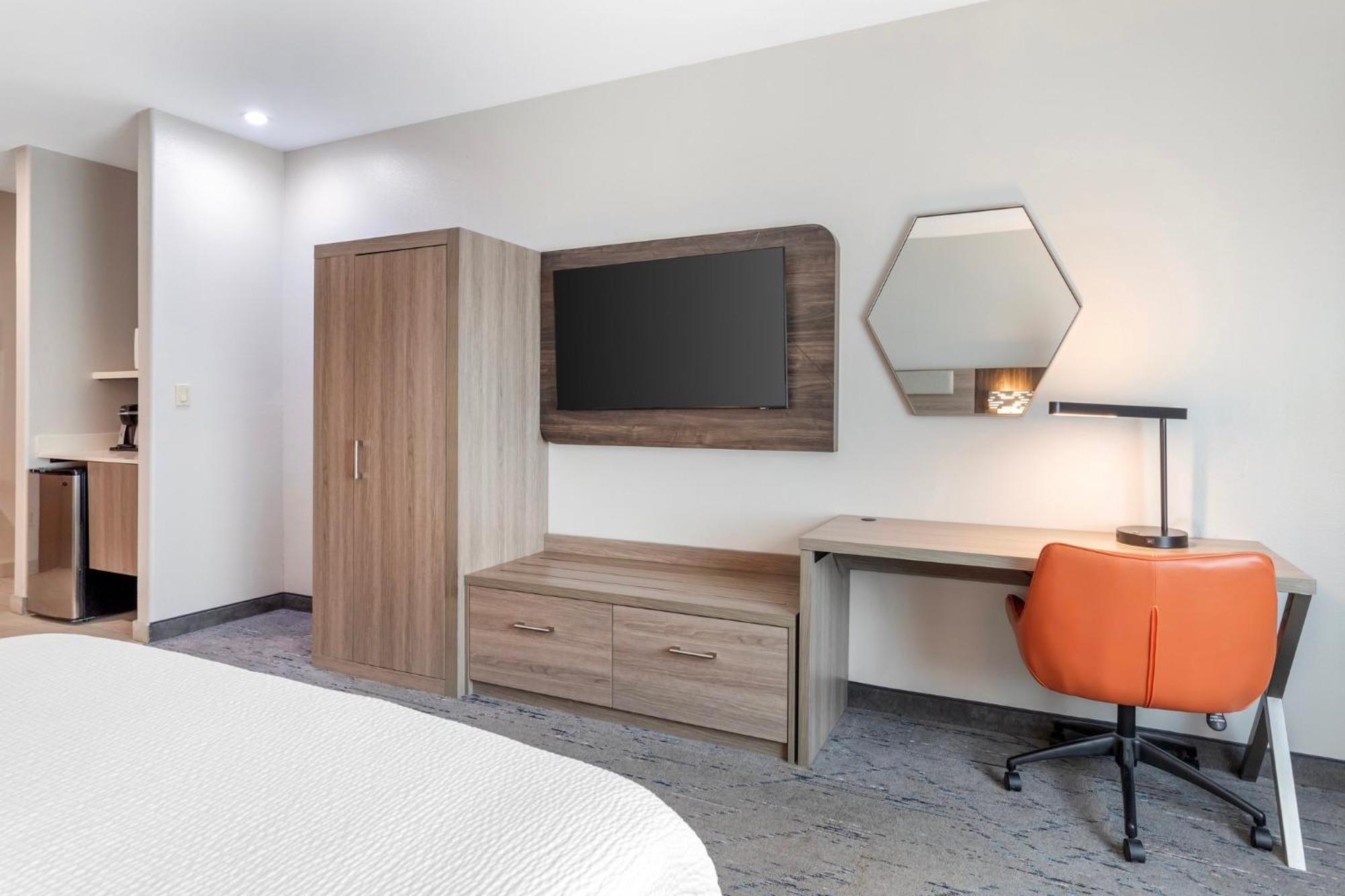 Express And By Ihg 3* Alice