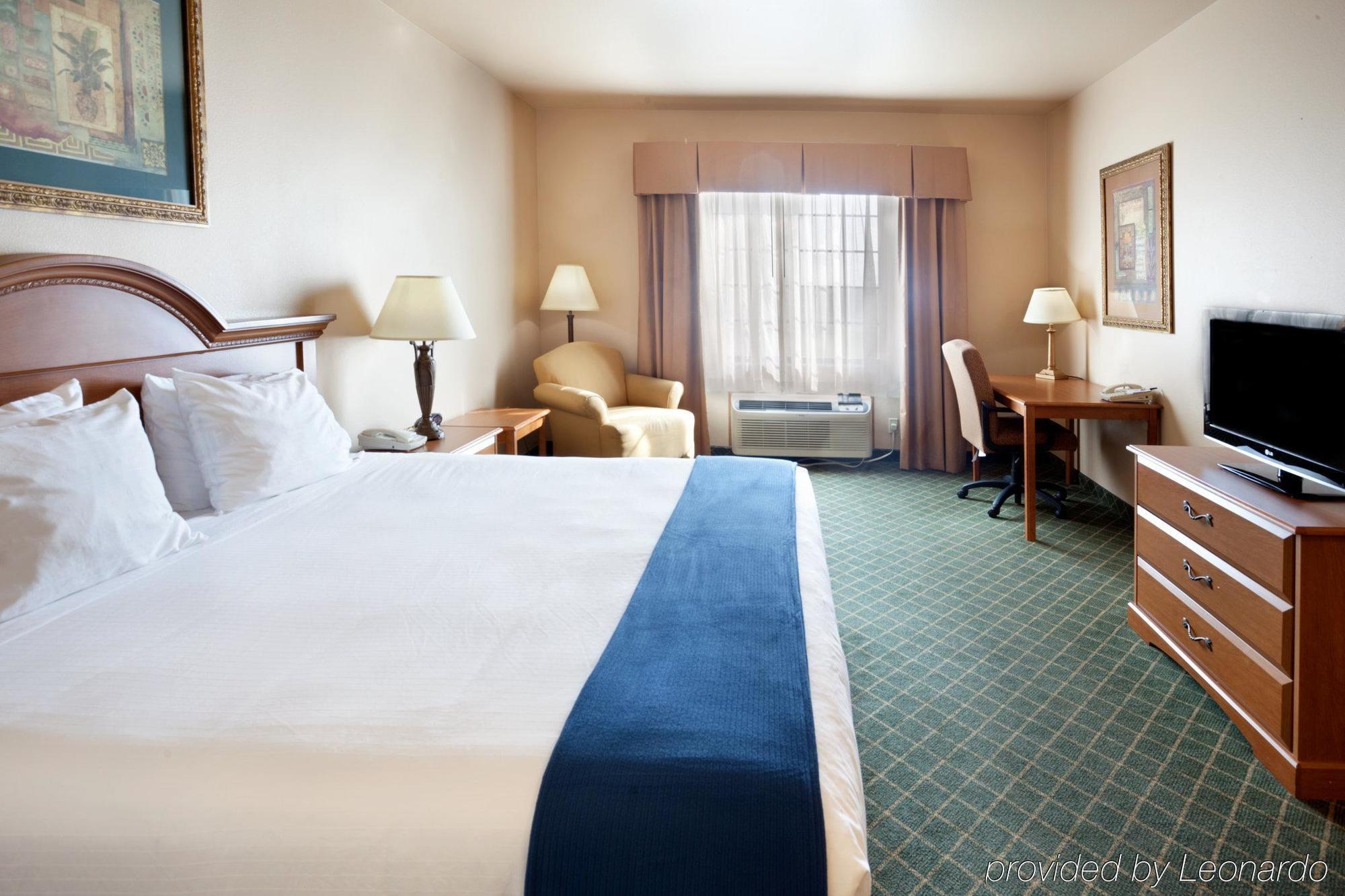 Express And By Ihg 3*