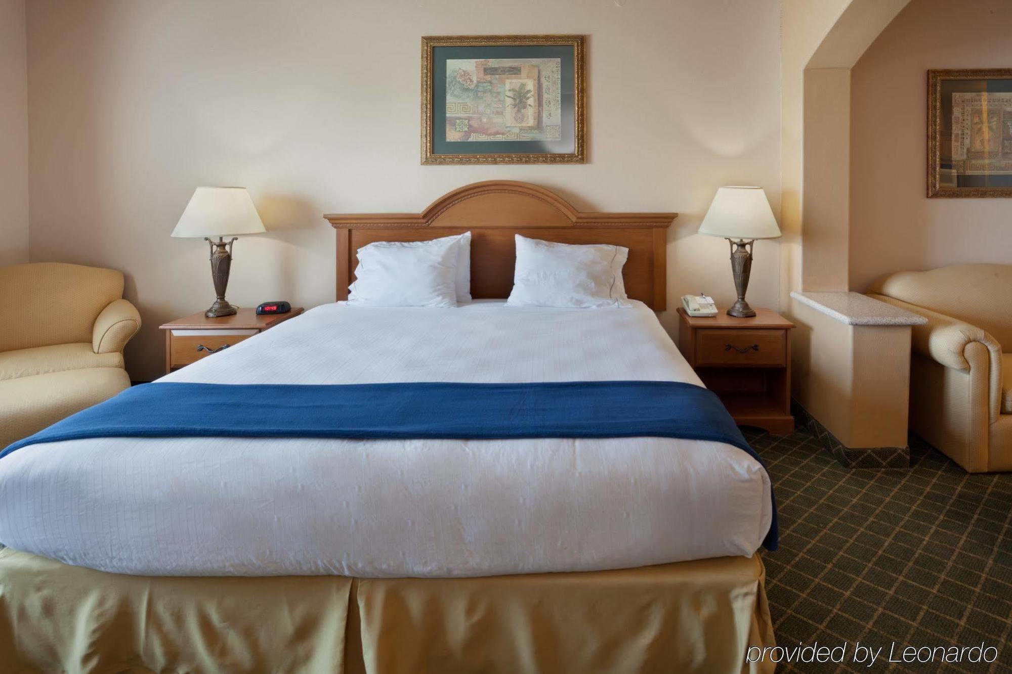 Holiday Express And By Ihg Hotel 3*