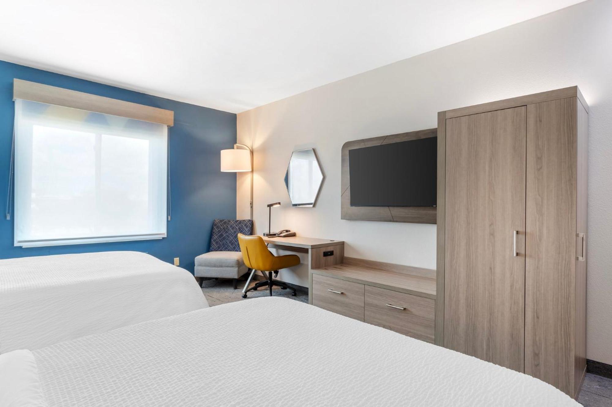 Hotel Holiday Express And By Ihg 3*