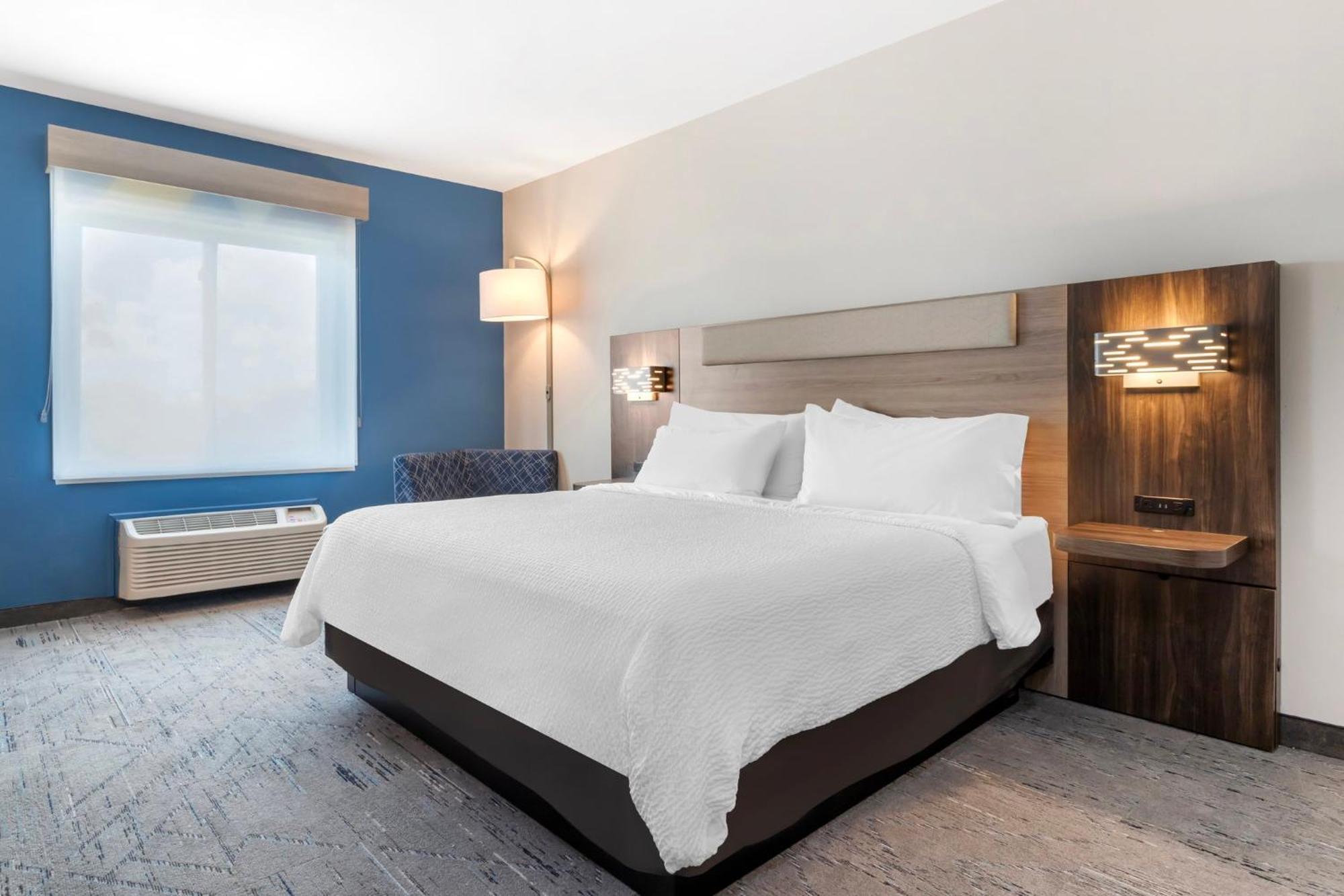 Holiday Express And By Ihg 3*